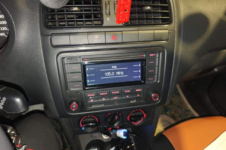 Used Volkswagen Polo 2011 1.4L Manual ZhiLe Edition Audio And AC Panel