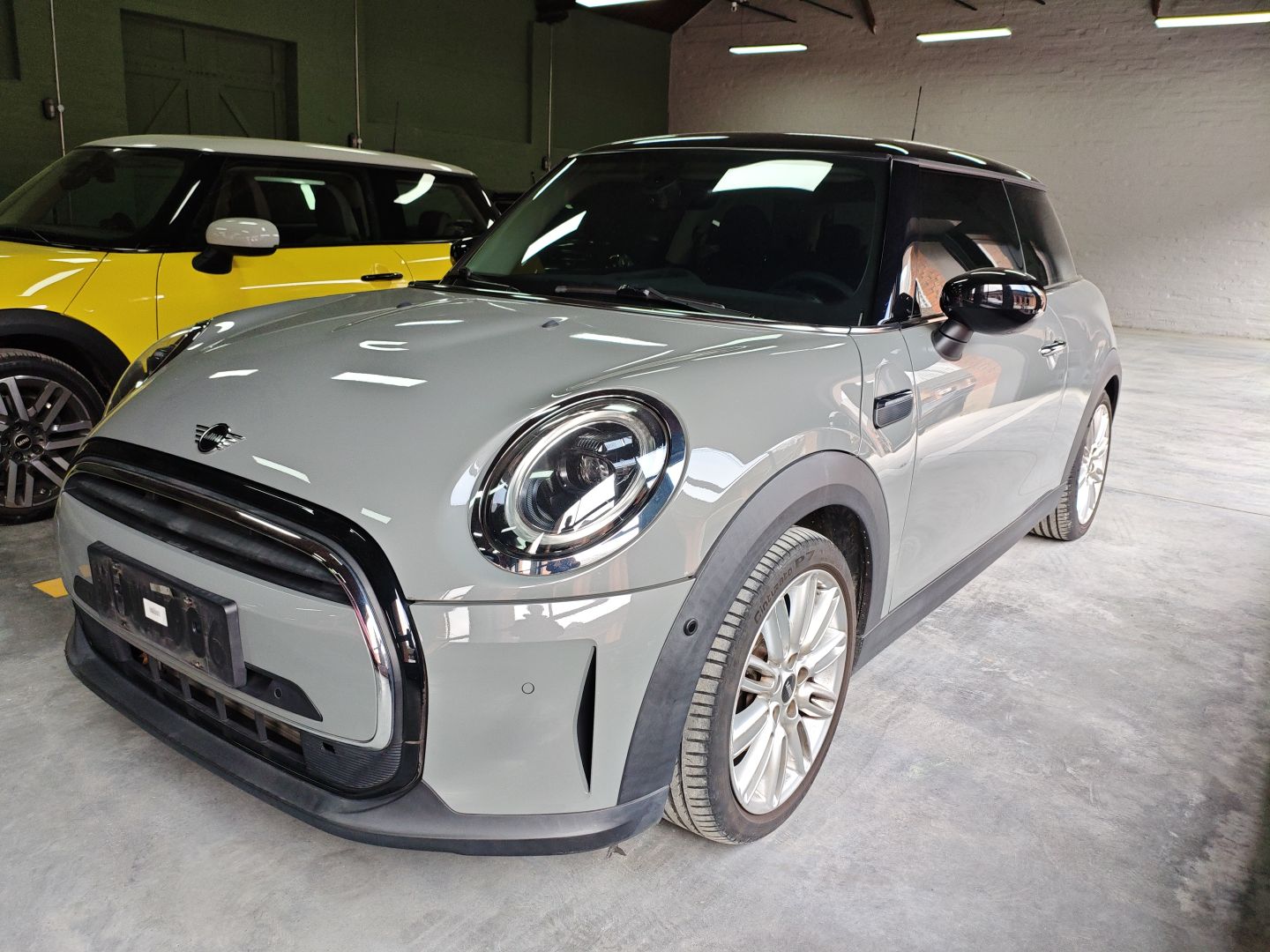 تحت مقدمة السيارة