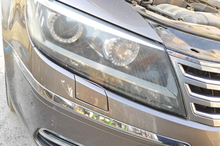 Used Volkswagen Phaeton 2011 4.2L V8 4-seat Extended-Range Individual Edition Right Front Headlight