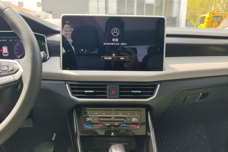 Used Volkswagen Tayron 2023 300TSI Two-Wheel-Drive Luxury Plus Advanced Edition Audio And AC Panel