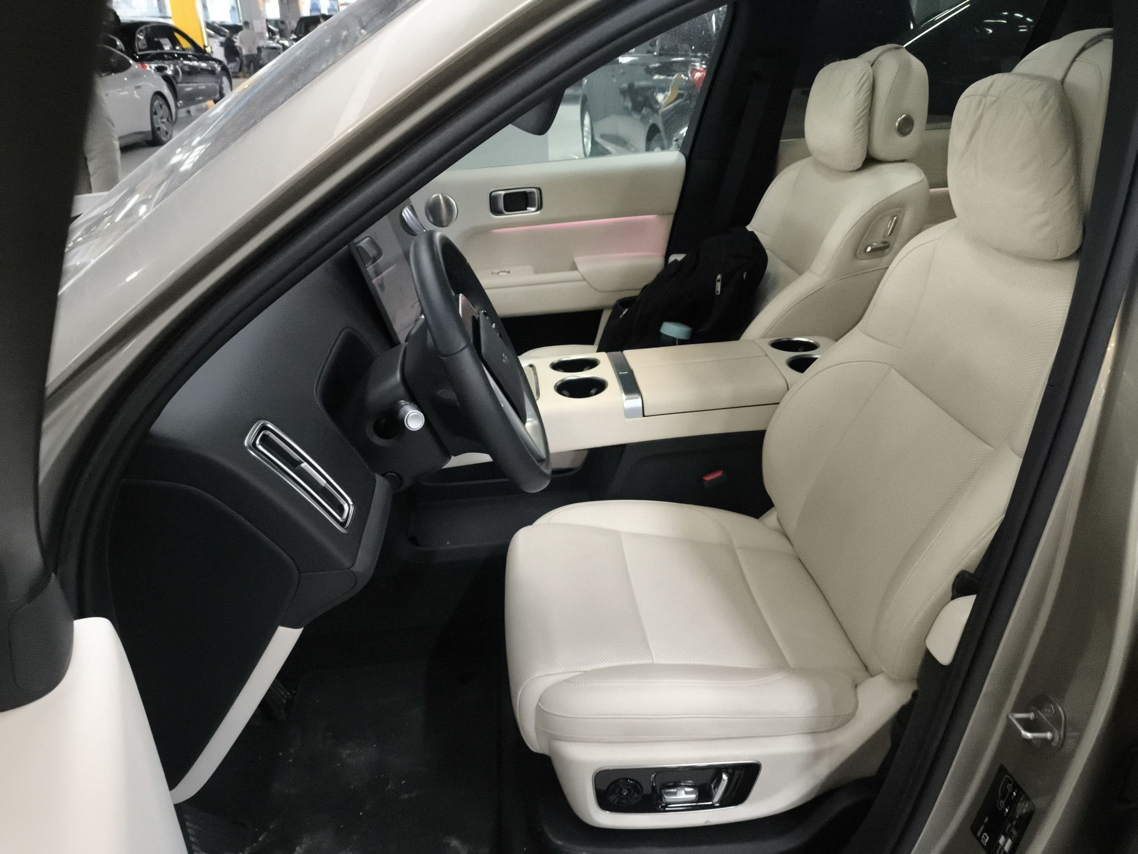 Переднее сиденье в автомобиле