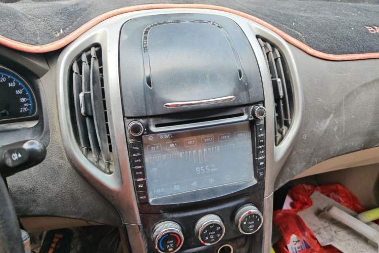 Used Baojun 630 2014 1.5L manual Comfort trim level Audio And AC Panel
