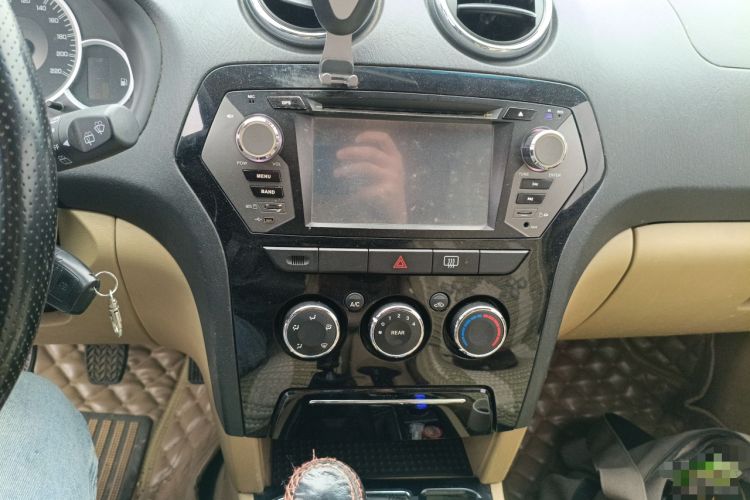 Used JMC Yusheng S350 2012 2.4T Two-Wheel Drive Luxury 7-Seater
