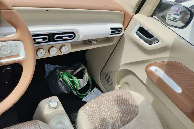 Used Wuling Hongguang MINIEV 2024 3rd Generation 215km Youth Edition Audio And AC Panel