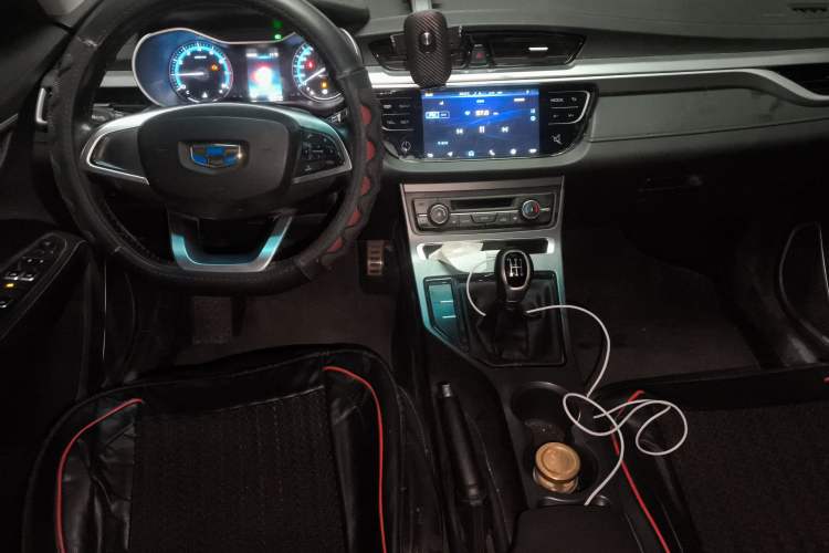 Used Geely Auto Vision S1 2019 Upgraded Model 1.5L Manual Elite Version Center Console