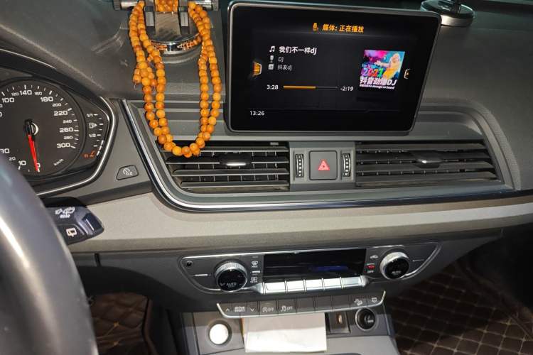 Used Audi Q5L 2018 40 TFSI Prestige Edition China VI Emission Standard Audio And AC Panel