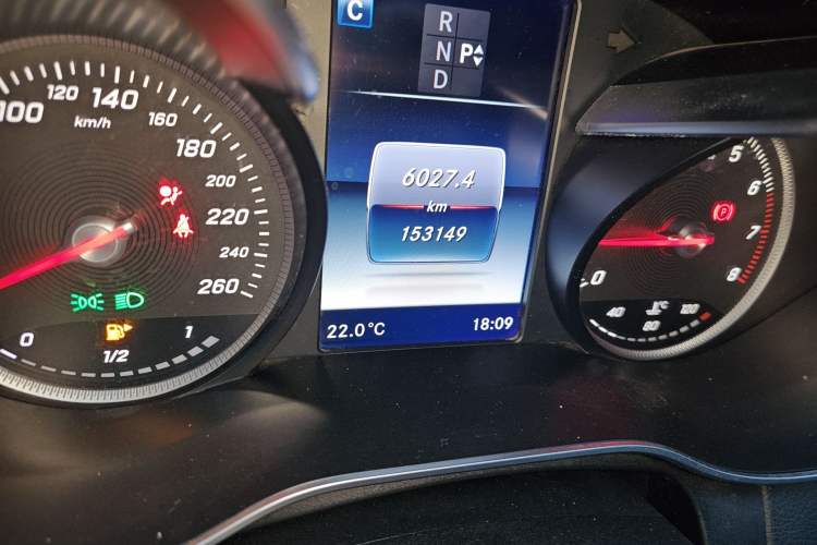 Used Mercedes-Benz C-Class 2015 Revised C 200 L Sport Edition Odometer Close Up