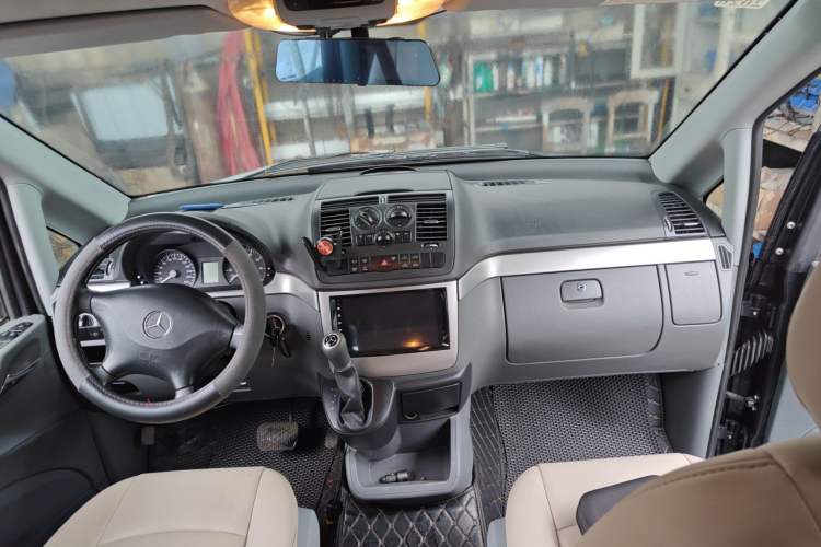 Used Mercedes-Benz Vito 2011 2.5L 7-seater executive version Center Console