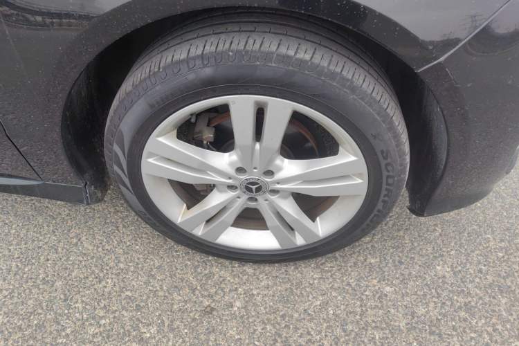 Used Mercedes-Benz R-Class 2017 R 320 4MATIC Luxury Collection Edition Right Front Wheel Hub