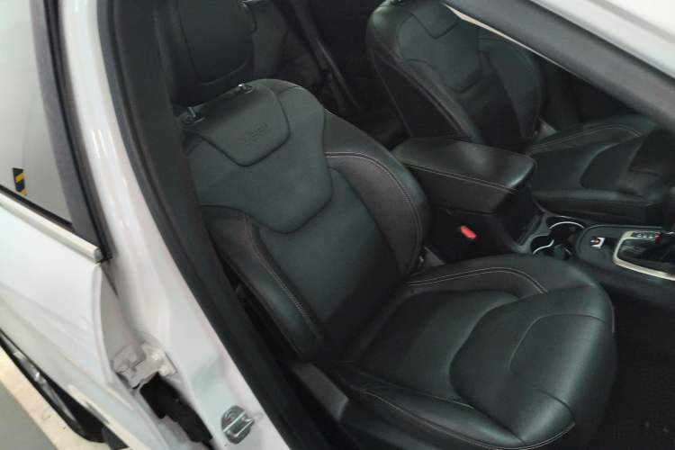 Used Jeep Cherokee 2016 2.4L Leading Edition Right Front Seat