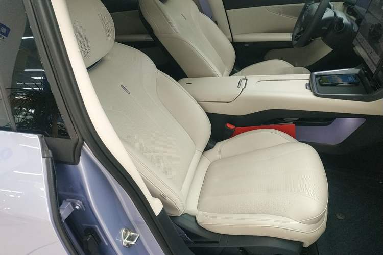 Used Lynk & Co 07 2024 EM-P 126 Long-Range Halo
