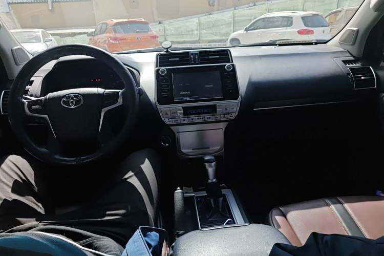 Used Toyota Prado 2018 3.5L Automatic TX Center Console