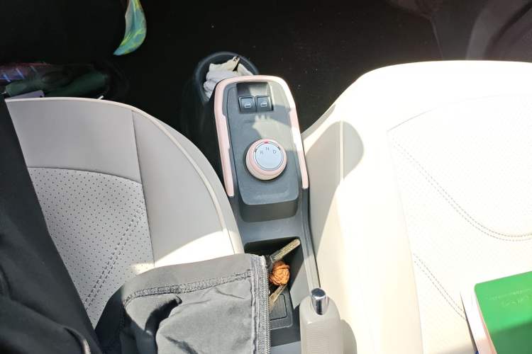 Used Chery QQ Ice Cream 2023 120km Ice Cream-Type Lithium Iron Phosphate Gear Lever