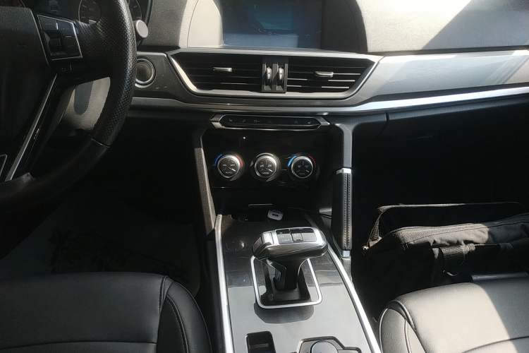 Used Haval H6 2018 Red-Label Sport Edition 1.5T Automatic Two-Wheel Drive Elite Model Audio And AC Panel