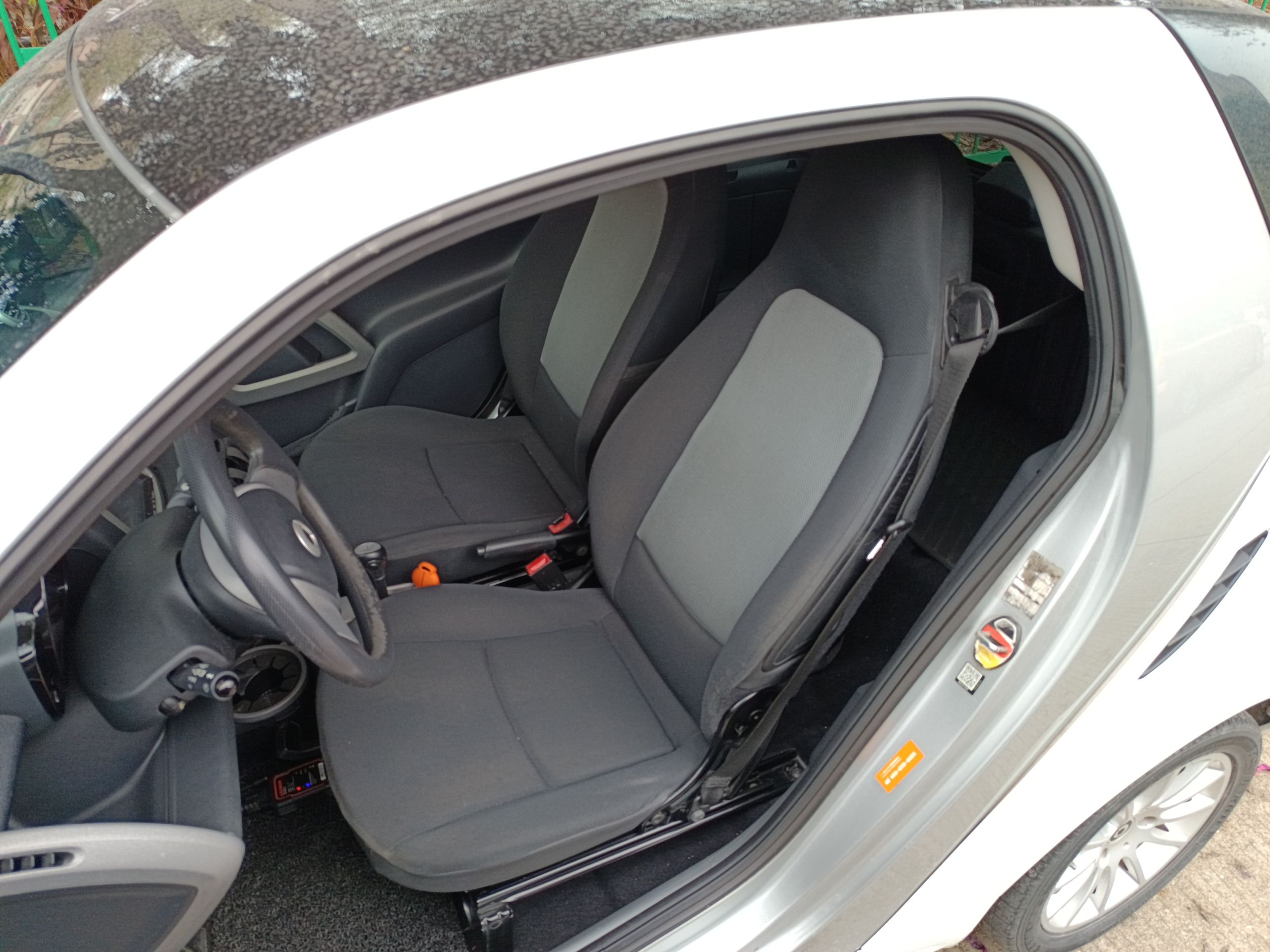 Переднее сиденье в автомобиле