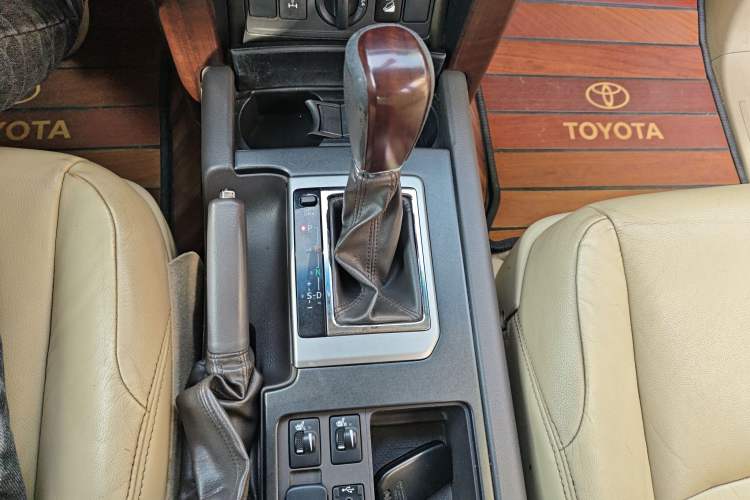 Used Toyota Prado 2016 3.5L Automatic TX-L Gear Lever