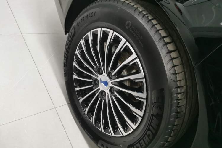 Used Denza D9 2022 DM-i 970 Four-Wheel Drive Prestige Model Right Rear Wheel Hub