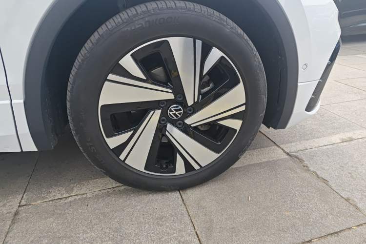 Used Volkswagen Tiguan L 2023 380TSI Automatic All-Wheel Drive R-Line Enhanced 7-Seater Right Front Wheel Hub