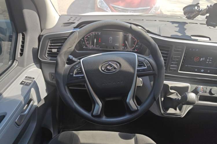 Used SAIC MAXUS Xintu V80 2024 Facelift Aoyuntong 6MT Short Wheelbase Mid-Height Version 147 Ps 5/6 Seats