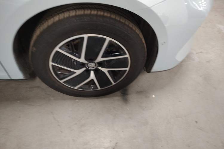 Used BYD Qin L 2025 DM-i Smart Drive 120KM Superior Model Right Front Wheel Hub