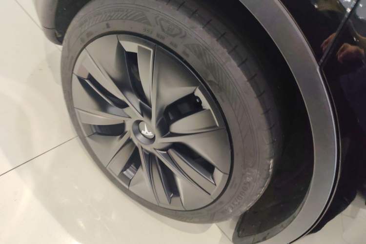 Used Tesla Model Y 2023 Rear-Wheel-Drive Version Right Rear Wheel Hub