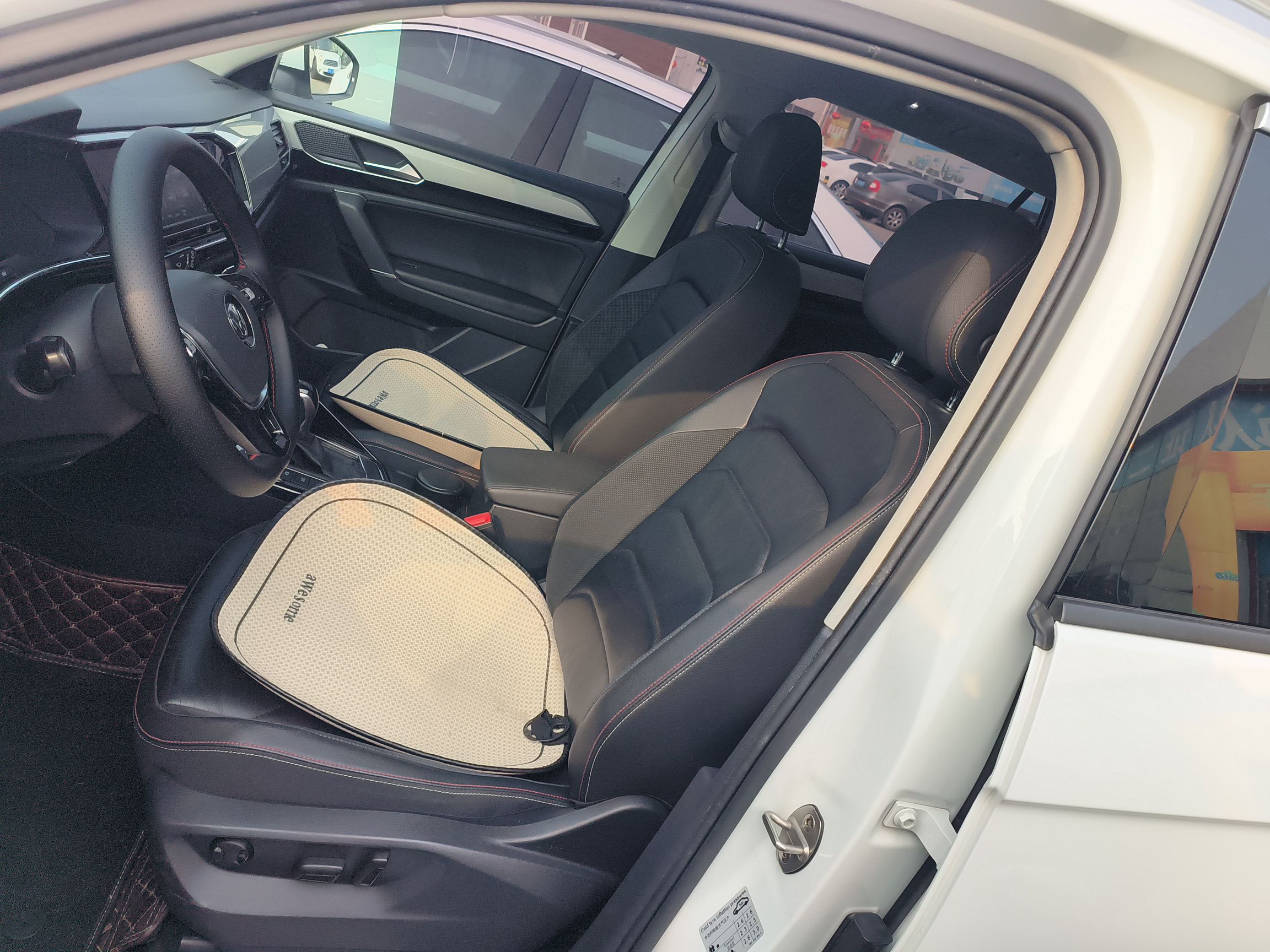 المقاعد الأمامية داخل السيارة