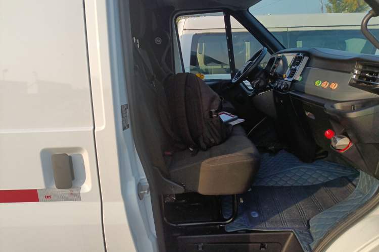 Used JMC Fushun 2023 2.0T Automatic Mid-Drive High-Roof Commercial Van Transport Vehicle with 2/3 Seats
