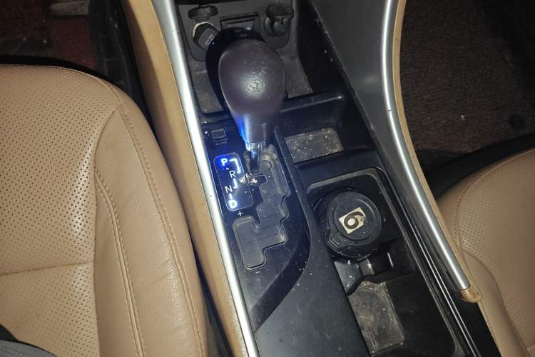 Used Hyundai Sonata 2011 2.0L Automatic Luxury Edition Gear Lever