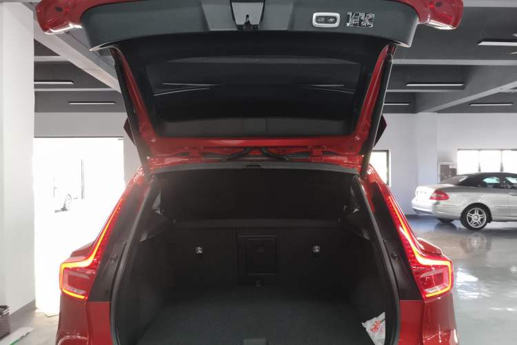 Used Volvo XC40 2019 T4 4x4 Midday Lava Red