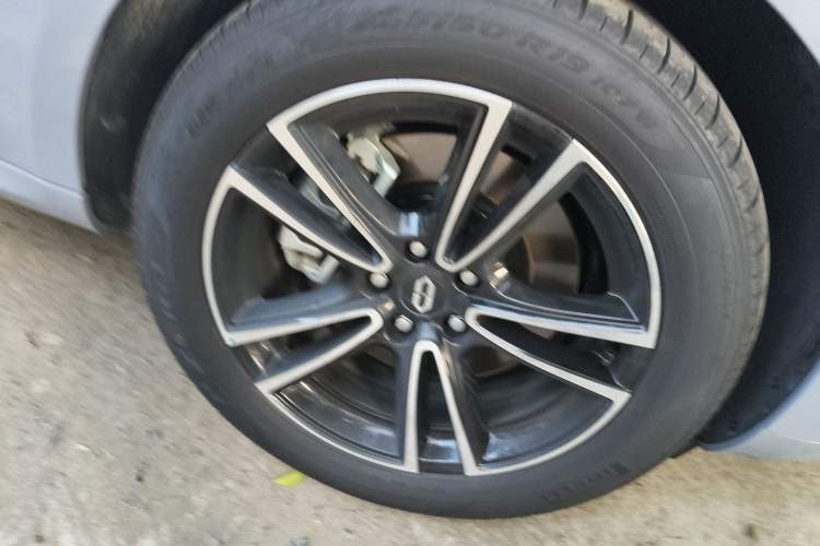 Used Hima AITO M5 2025 All-Electric Ultra Rear-Wheel-Drive Version Right Front Wheel Hub