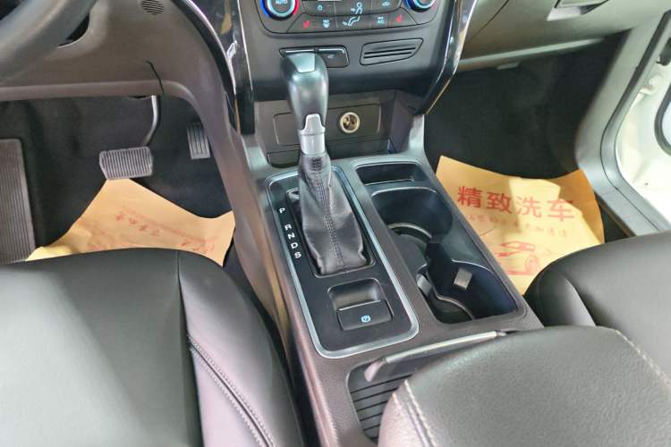 Used Ford Kuga 2017 EcoBoost 180 Two-Wheel-Drive Luxury Wing Edition Gear Lever