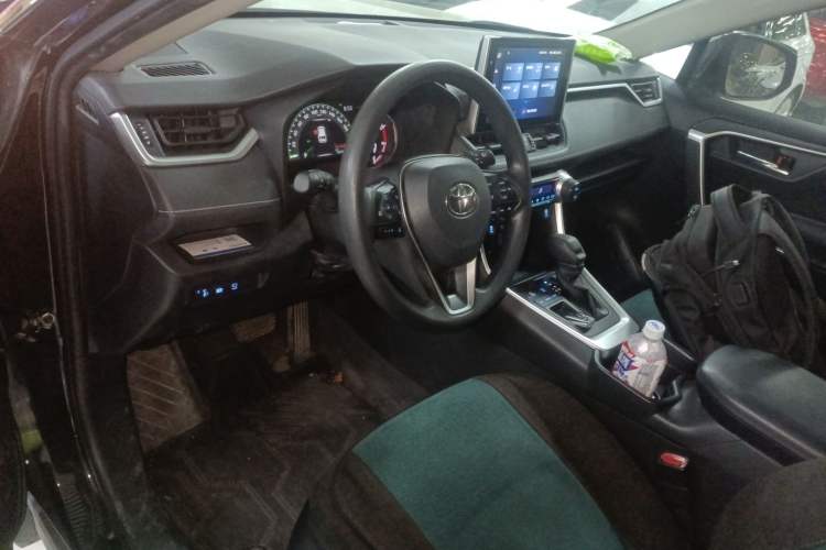 Used Toyota RAV4 2020 2.0L CVT Two-Wheel Drive Fashion Edition Center Console