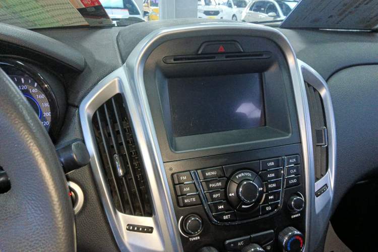 Used JMC Yusheng S350 2013 2.4T Automatic 2WD Diesel Luxury Edition 5 Seats
