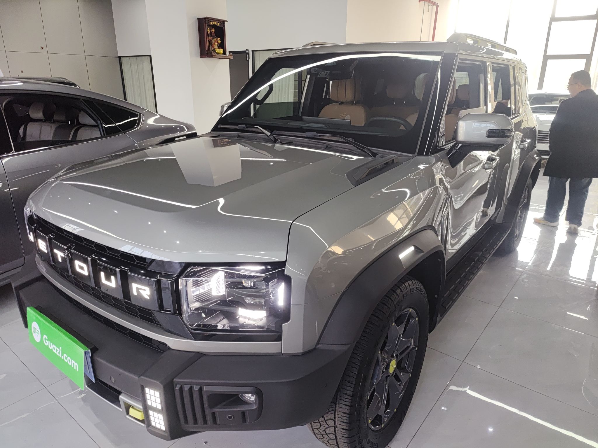 تحت مقدمة السيارة