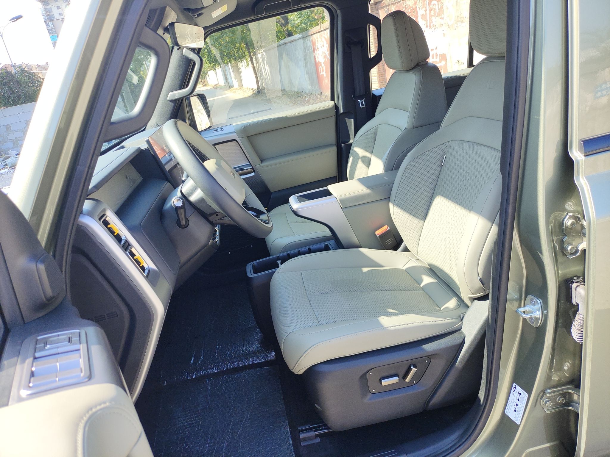 Переднее сиденье в автомобиле