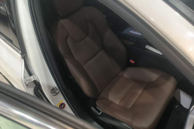 Used Volvo V60 2020 T4 Zhiyi Luxury Edition
