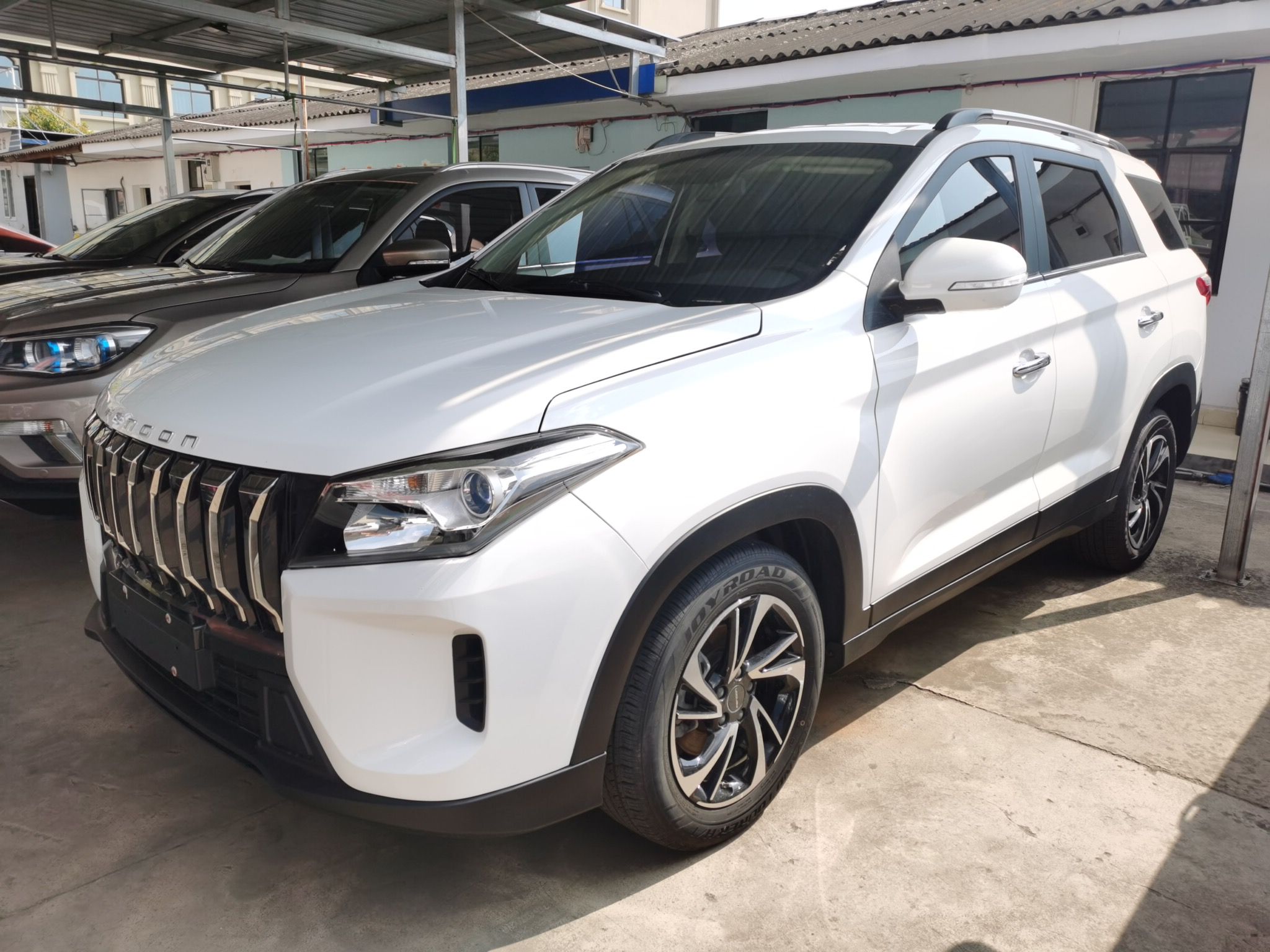 Под передней частью автомобиля