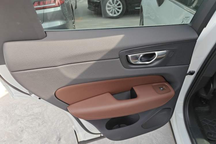 Used Volvo XC60 New Energy 2024 T8 Plug-in Hybrid Long-Range All-Wheel Drive Smart Luxury Edition
