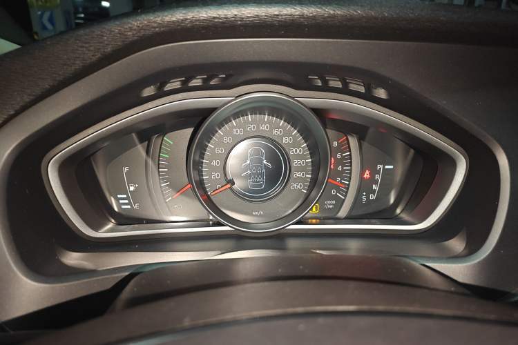 Used Volvo V40 2013 2.0T Zhiyi Edition
