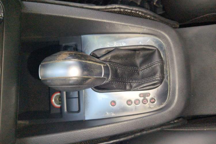 Used Volkswagen Sagitar 2012 1.6L Automatic Comfort Edition Gear Lever