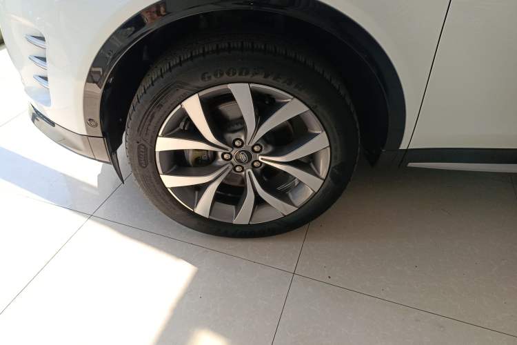 Used Land Rover Discovery Sport 2024 Luxury Custom Edition Left Front Wheel Hub