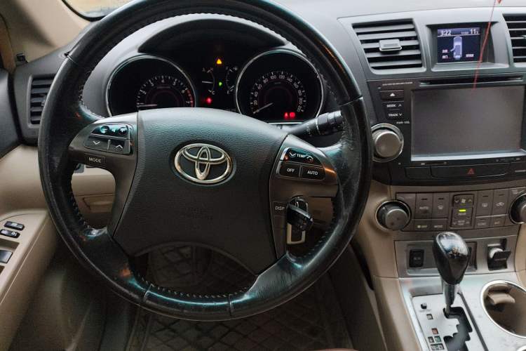 Used Toyota Highlander 2011 2.7L Two-Wheel Drive 7-Seater Luxury Edition Steering Wheel