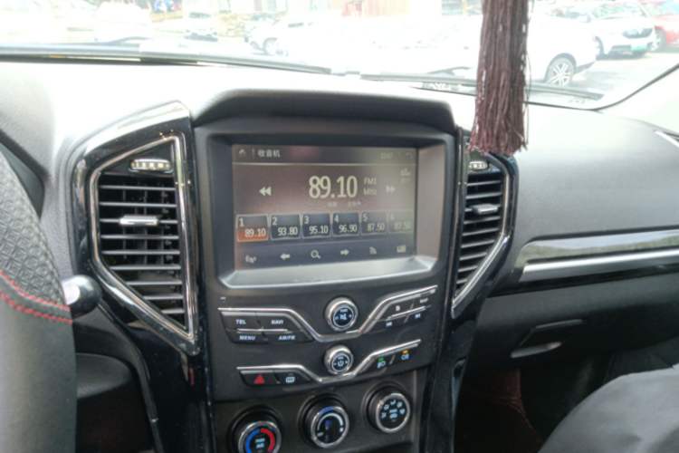 Used Land X8 2017 2.0T Gasoline 4x2 Luxury Edition Audio And AC Panel