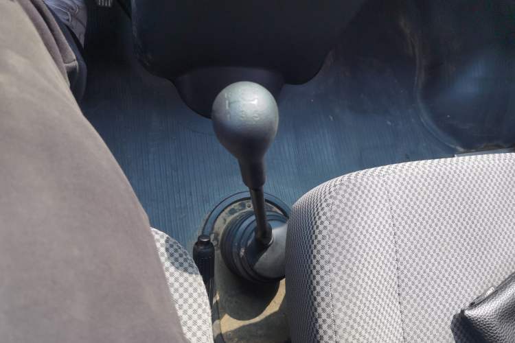 Used Iveco Daily 2021 2.8T V40 VAN厢式 Cargo Van 3-Seater Long Wheelbase Mid-Roof Design Dual Tires Manual Door Gear Lever