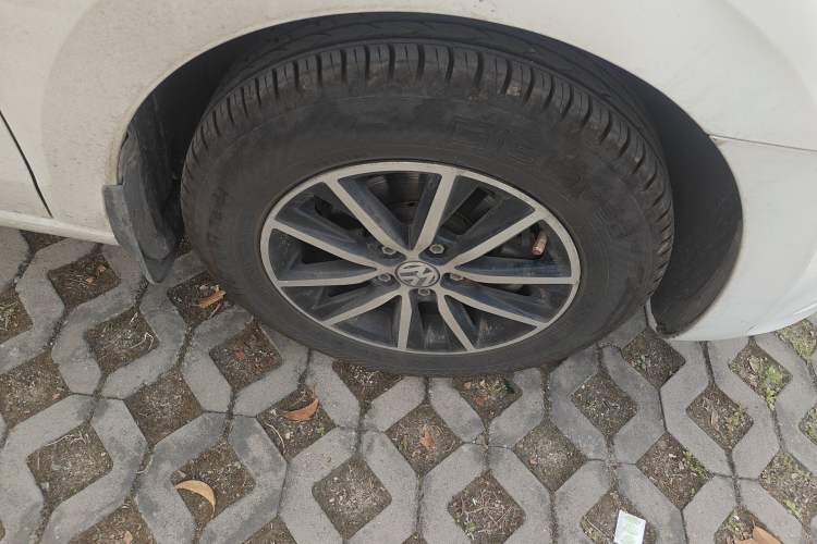 Used Volkswagen Jetta 2015 Zhuihui Edition 1.4L Manual Fashion Model Right Front Wheel Hub