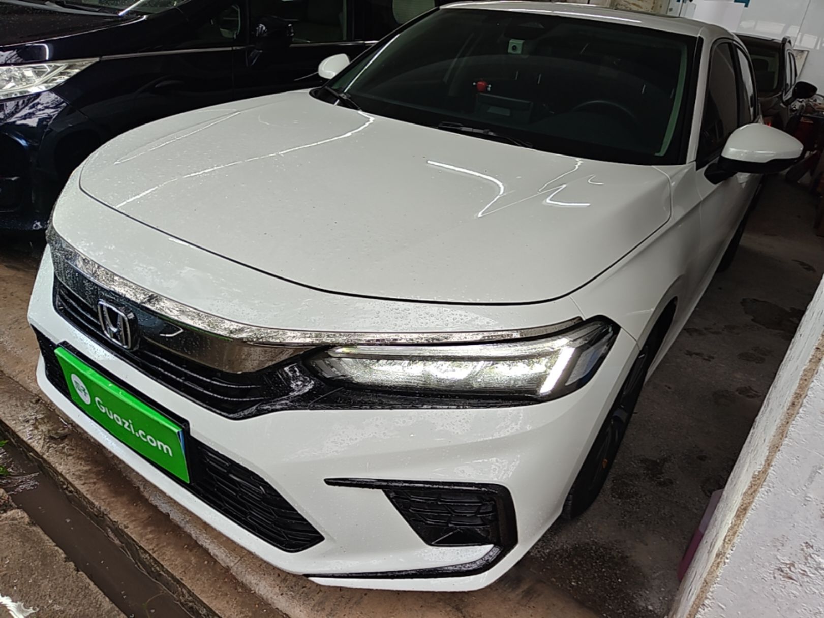 Под передней частью автомобиля