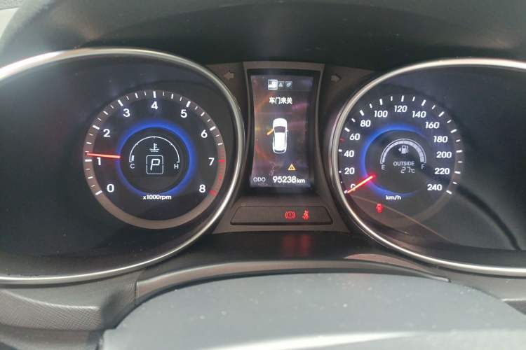 Used Hyundai Santa Fe 2013 2.4L Automatic Two-Wheel Drive Smart Version Odometer Close Up