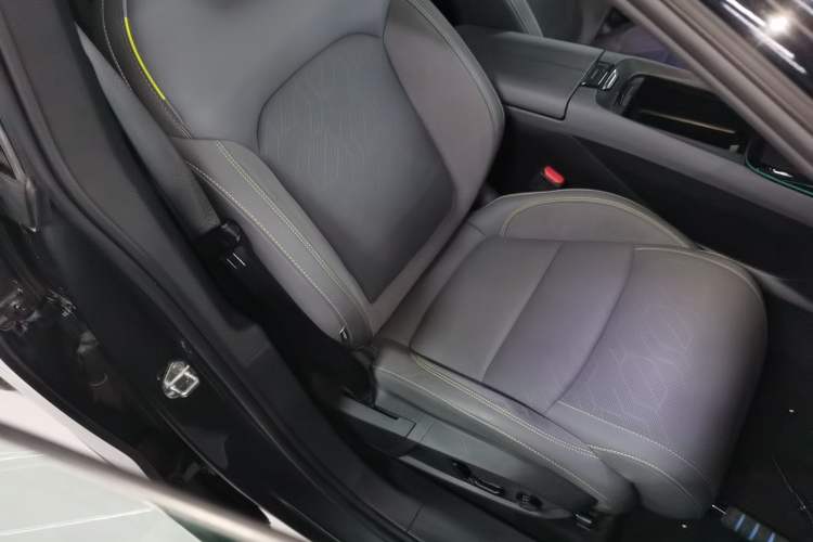 Used Lynk & Co 08 EM-P 2023 120km Long-Range Halo Right Front Seat