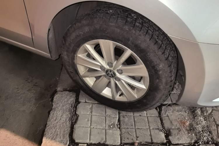 Used Volkswagen Jetta 2015 Value Edition 1.6L Manual Fashionable Style Right Front Wheel Hub