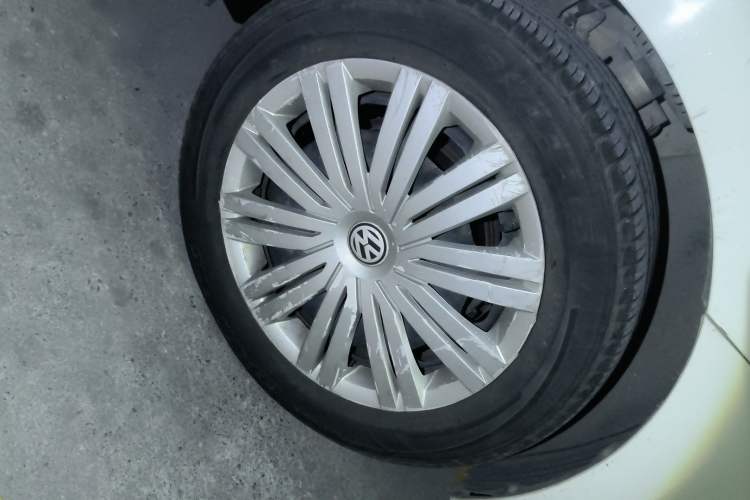 Used Volkswagen Polo 2016 1.6L Automatic Comfort Model Right Front Wheel Hub